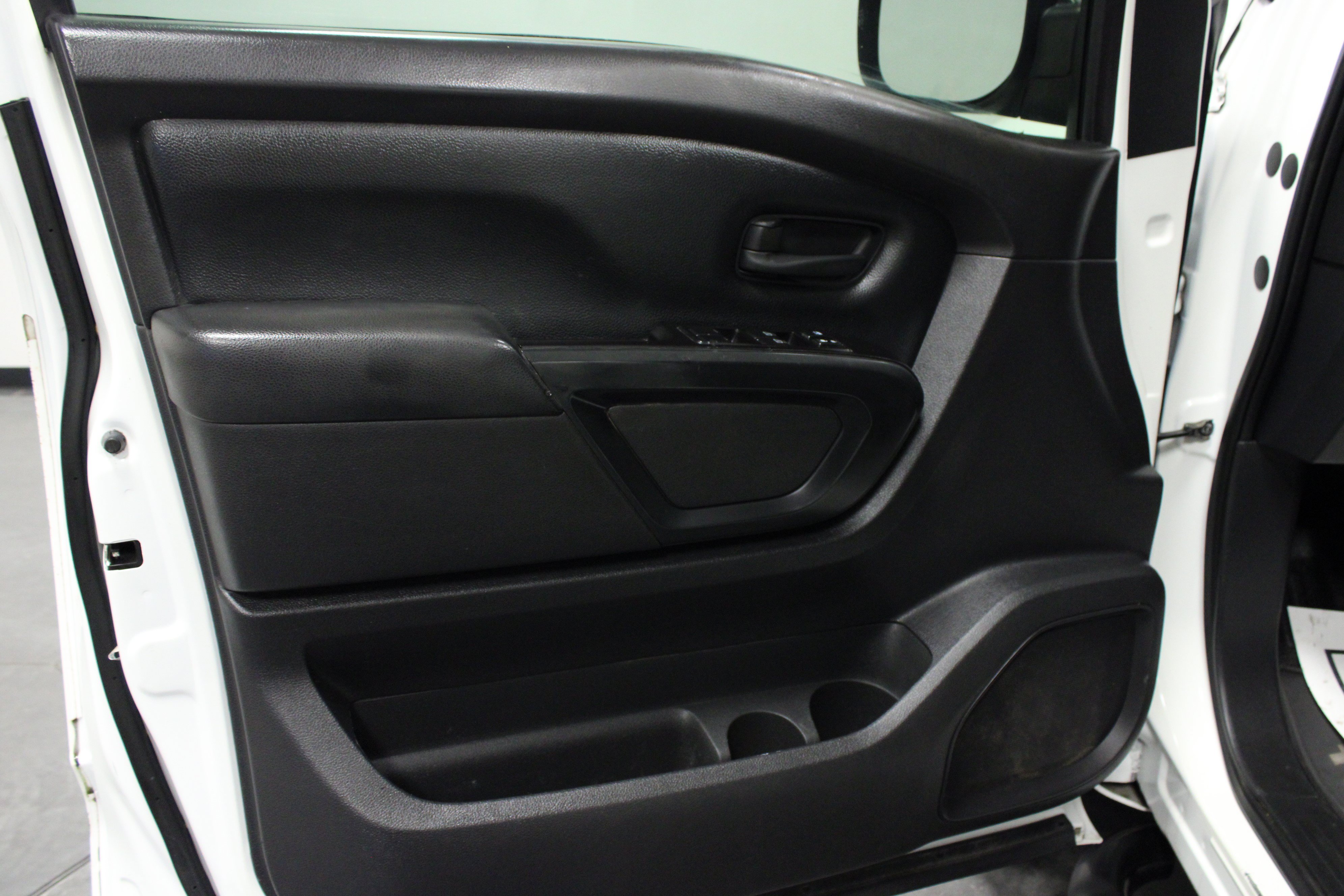 Used 2019 Nissan Titan S AWD/4WD image 11