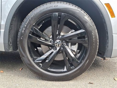 Used 2024 Volkswagen Tiguan SE R-Line image 8