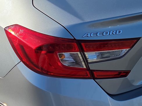 Used 2018 Honda Accord EX image 11