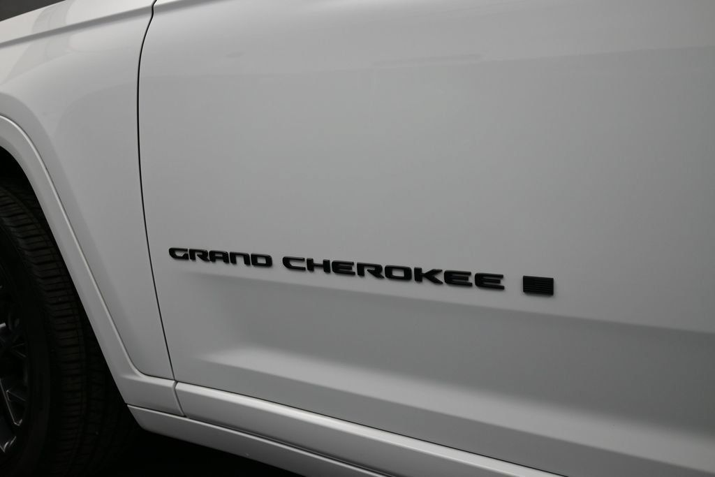 Used 2025 Jeep Grand Cherokee L Summit AWD/4WD image 14