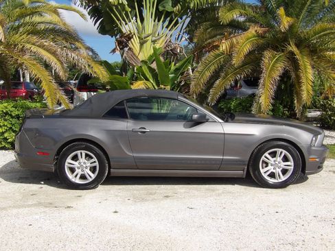 Used 2013 Ford Mustang V6 2dr Convertible image 9