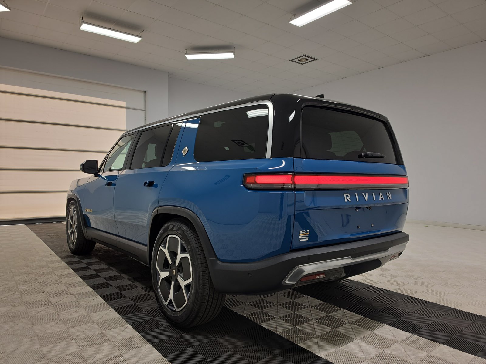 Used 2023 Rivian R1S Adventure Quad AWD/4WD image 3
