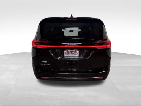 Used 2023 Chrysler Pacifica Touring-L FWD image 8