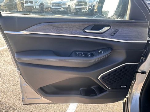 Used 2023 Jeep Grand Cherokee L Limited image 31