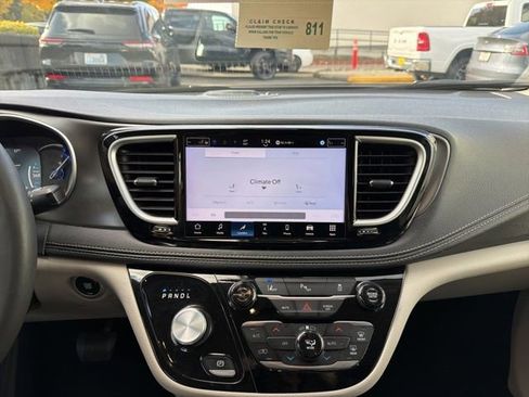 Used 2024 Chrysler Pacifica Select image 24