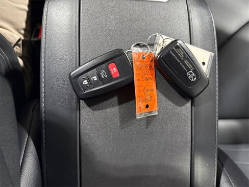 Used 2023 Toyota Highlander XLE image 32