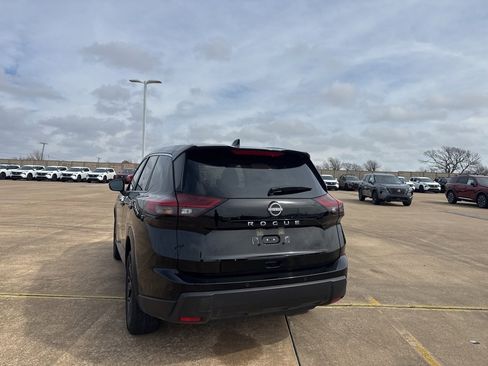 Certified 2025 Nissan Rogue SV image 22