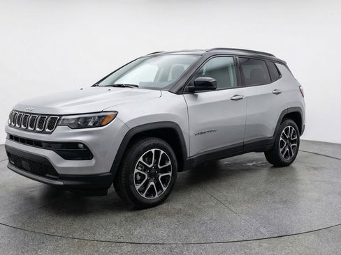 Used 2025 Jeep Compass Trailhawk AWD/4WD image 2