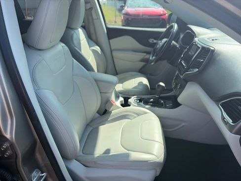 Used 2019 Jeep Cherokee Limited w/ Luxury Group FWD image 28
