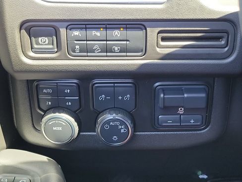 Used 2024 Chevrolet Tahoe Z71 w/ Luxury Package AWD/4WD image 13