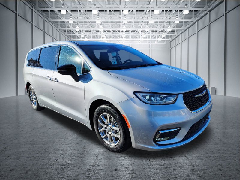 Used 2024 Chrysler Pacifica Touring-L FWD image 3
