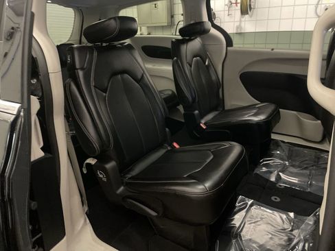 Used 2024 Chrysler Pacifica Touring-L FWD image 19