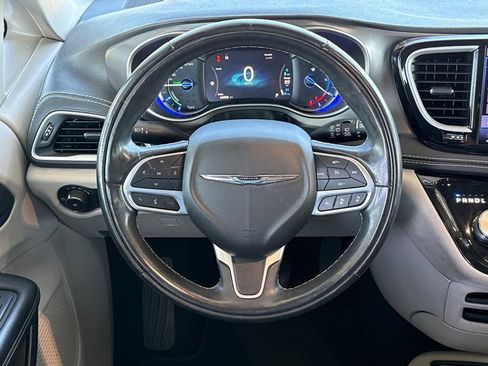 Used 2022 Chrysler Pacifica Touring-L w/ Uconnect Theater Family Group FWD image 21