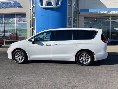 Used 2023 Chrysler Pacifica Touring-L FWD image 2