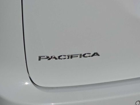 Certified 2024 Chrysler Pacifica Touring-L image 11