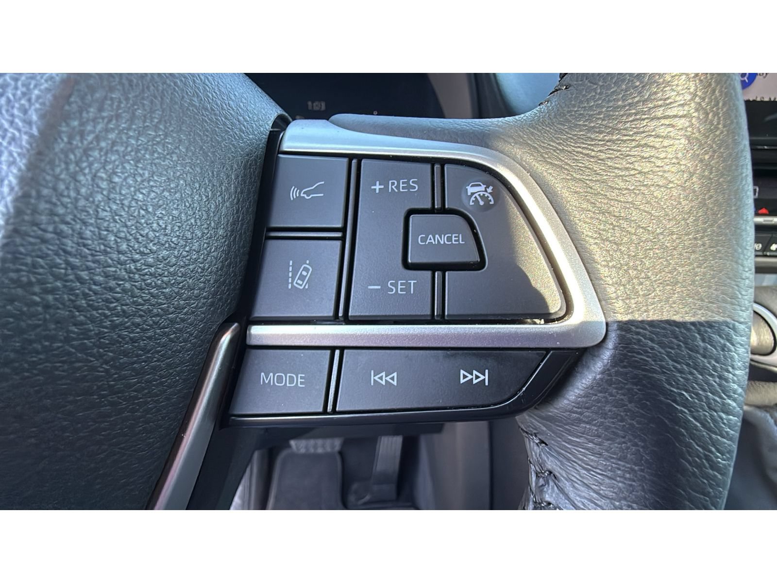 Certified 2025 Toyota Sienna XLE FWD image 31