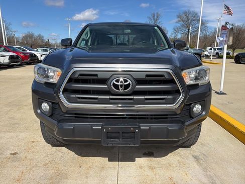 Used 2017 Toyota Tacoma SR5 w/ Tow Package image 2