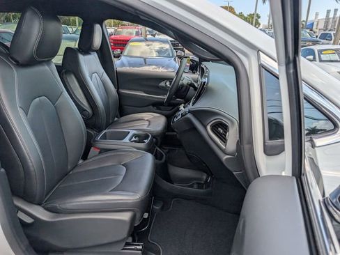 Used 2025 Chrysler Pacifica Select image 18