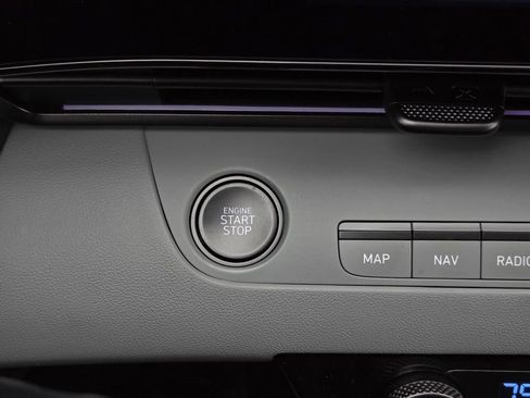 Certified 2025 Hyundai Elantra Limited image 9