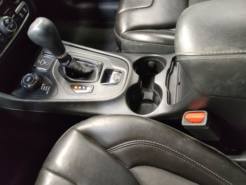 Used 2019 Jeep Cherokee Latitude Plus w/ Comfort/Convenience Group image 26