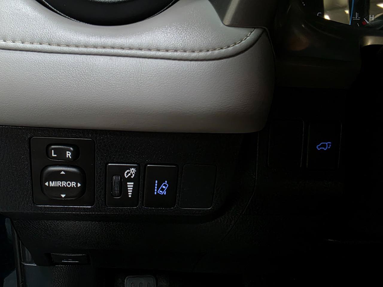 Used 2018 Toyota RAV4 XLE AWD/4WD image 36