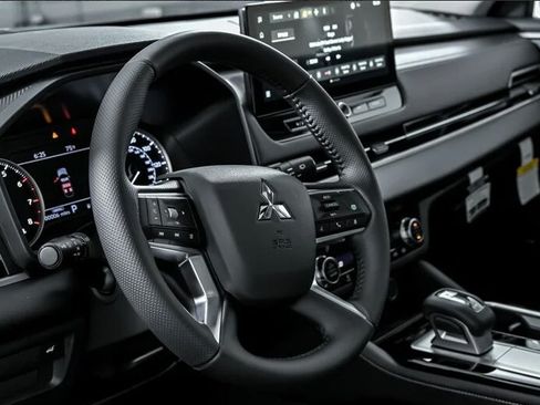 Used 2025 Mitsubishi Outlander AWD image 7