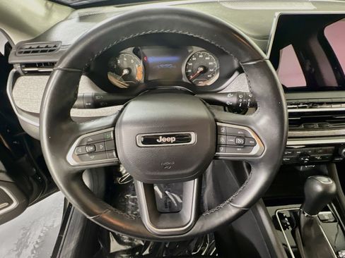 Used 2022 Jeep Compass Latitude w/ Sun and Sound Group AWD/4WD image 11