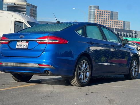 Used 2017 Ford Fusion SE w/ Fusion SE Technology Package image 5
