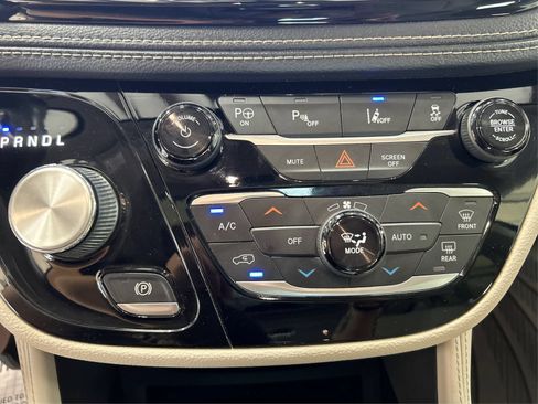 Used 2021 Chrysler Pacifica Limited w/ Uconnect Theater Family Group FWD image 27