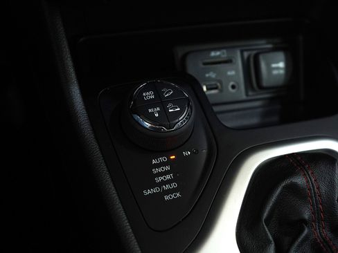 Used 2016 Jeep Cherokee Trailhawk w/ Comfort/Convenience Group image 24