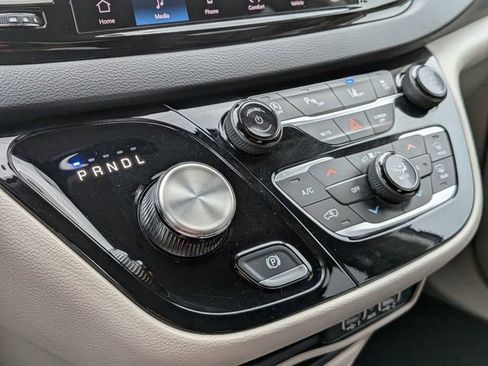 Certified 2023 Chrysler Pacifica Touring-L image 21