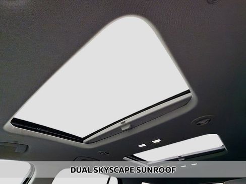 Used 2021 Chevrolet Traverse RS image 3