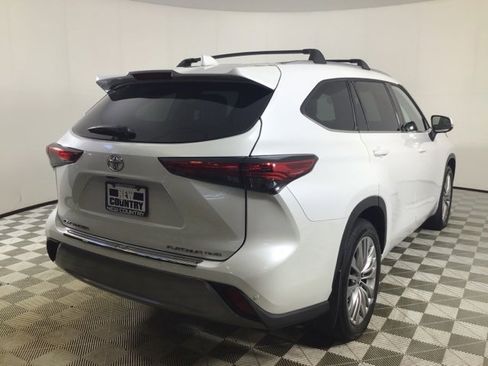 Used 2023 Toyota Highlander Platinum image 7