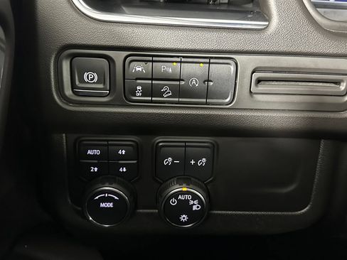 Used 2024 Chevrolet Suburban Z71 AWD/4WD image 25