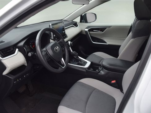 Used 2021 Toyota RAV4 XLE image 10