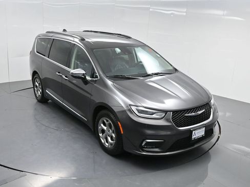 Used 2023 Chrysler Pacifica Limited image 47