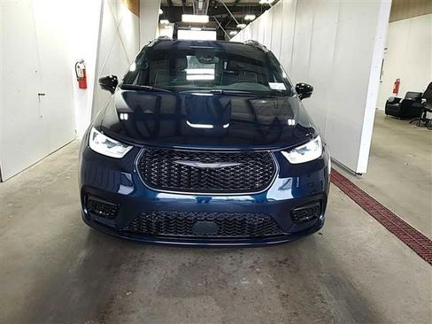 Used 2024 Chrysler Pacifica Premium image 3