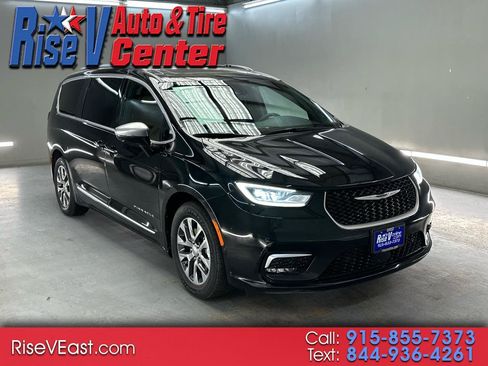 Used 2023 Chrysler Pacifica Pinnacle FWD image 1