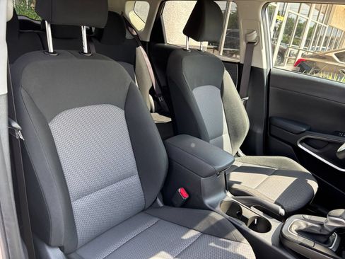 Used 2025 Kia Soul LX w/ LX Technology Package FWD image 32