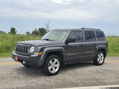 Used 2017 Jeep Patriot Latitude FWD image 2