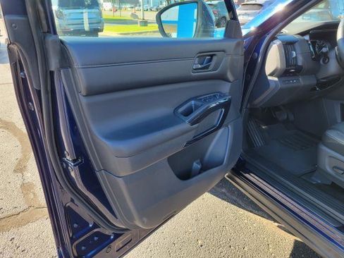 Used 2025 Nissan Pathfinder SV AWD/4WD image 6