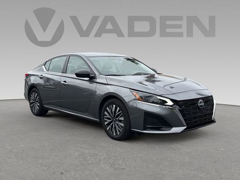 Used 2024 Nissan Altima 2.5 SV image 1