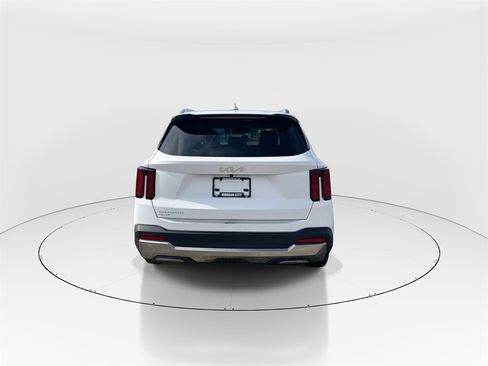 Used 2024 Kia Sorento S image 7