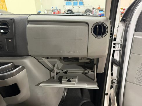 Used 2014 Ford E-250 and Econoline 250 Extended w/ Power Group RWD image 36
