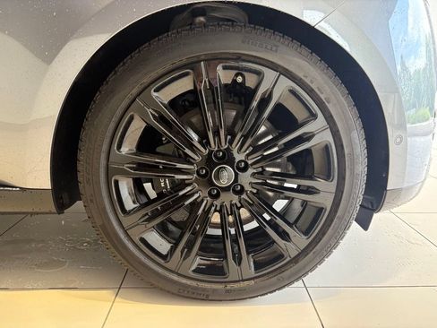 Used 2025 Land Rover Range Rover SE AWD/4WD image 13