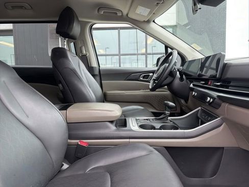 Used 2025 Kia Carnival FWD image 11