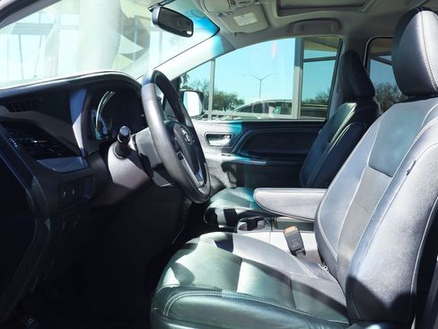 Used 2017 Toyota Sienna SE Premium image 43