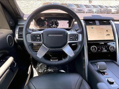 Used 2024 Land Rover Discovery Dynamic SE AWD/4WD image 5