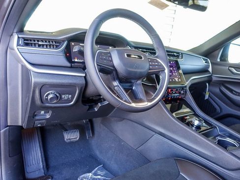 New 2025 Jeep Grand Cherokee Altitude image 27