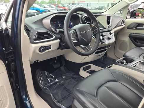 Certified 2024 Chrysler Pacifica Limited FWD image 13